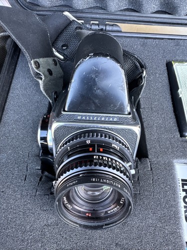 Hassellblad500CM Chrome With NC2 FINDER And Other Accessories Plus Pelican Case - Picture 2 of 18