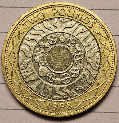 1998 Queen Elizabeth £2 Two Pound Coin Standing On The Shoulders