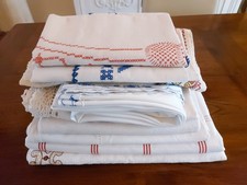 VINTAGE KONVOLUT VINTAGE TISCHDECKEN 6 ST. + 4X DECKCHEN STICKEREI LANDHAUS