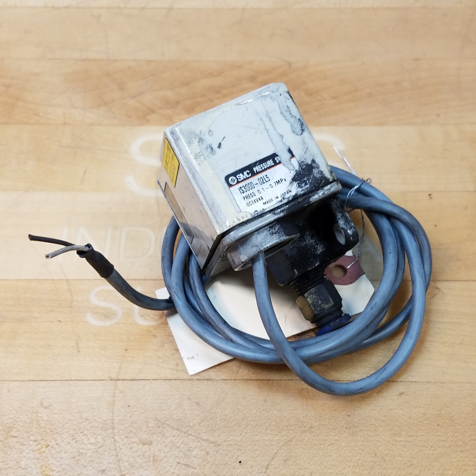 SMC IS3000-02L5 Pneumatic Pressure Switch, 0.1-0.7 Mpa, 24 VDC 4 Amp - USED