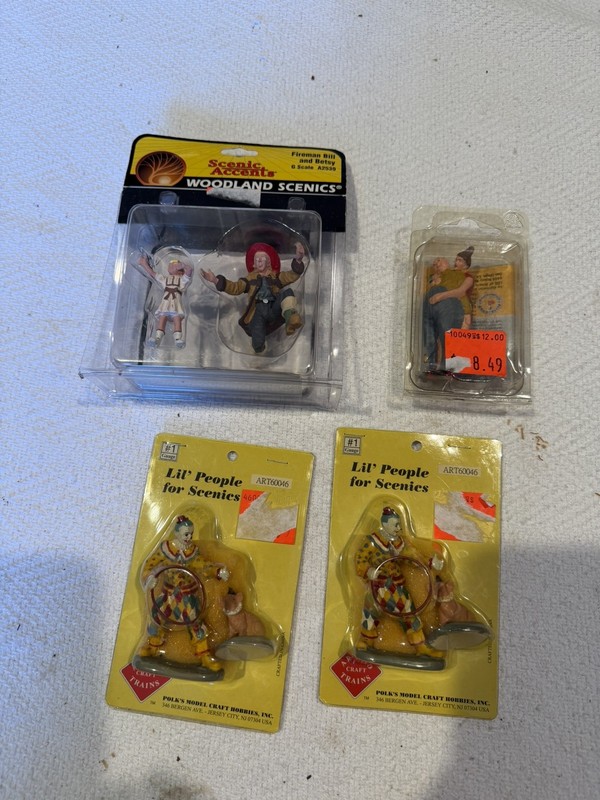 Woodland Scenics A2539 & (2) Art 60046 G Fireman Bill & Betsy Figure & (2) Clown