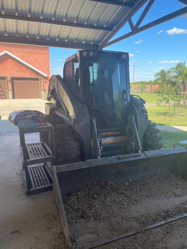l 334 new holland skid steer very good condition  265 hrs
