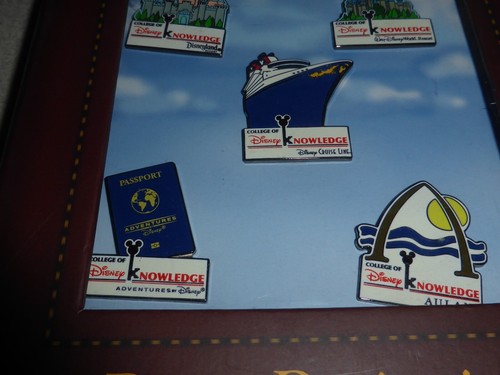 DISNEY DESTINOS COLEGIO DE CONOCIMIENTOS GRADUADO 5 PINES CAJA SET NUEVO - Imagen 2 de 5