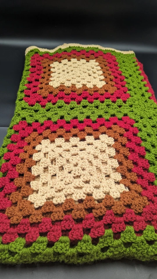 Vintage Hecho a Mano Crochet Granny Cuadrado Patchwork Afgano Verde Oliva 61x47 Foto 4 de 4