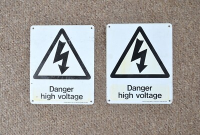 2x Vintage Metall GEFAHR HOCHSPANNUNG Warnschild Sicherheitsschild - KOSTENLOSE LIEFERUNG