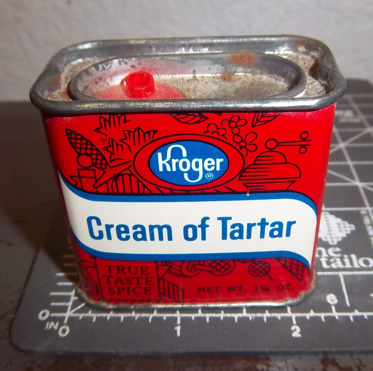 vintage Kroger CREAM OF TARTAR 1 1/4 oz spice tin, great graphics