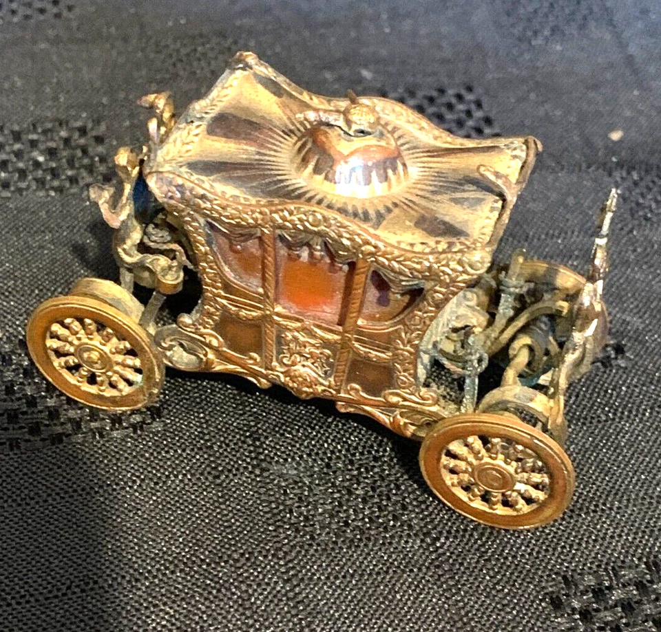 British Royal Coronation Coach 1902 Souvenir Gilt Metal Rotary Tape Measure - Image 4 of 4