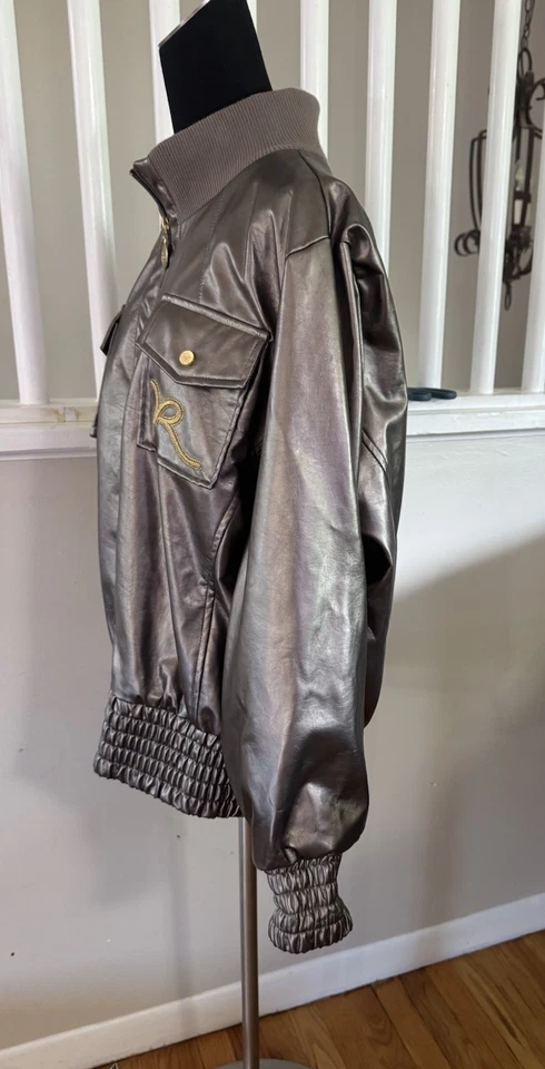 Jaquetas bombardeiro de couro sintético bronze Rocawear tamanho Veja as medidas - Imagem 4 de 4