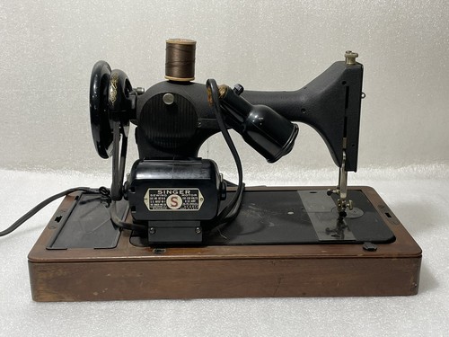 Vintage 1950 Singer ~ Portable Sewing Machine ~ Model 128 ~ Pedal Cable Damaged - Picture 3 of 11