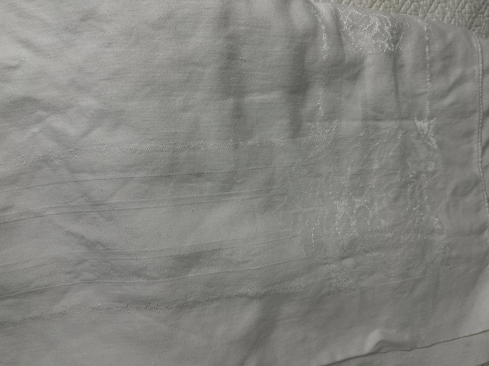 White LInen Blend DAMASK Tablecloth 50 x 80 - Image 2 of 2