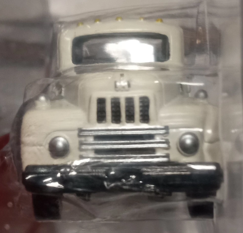 CMW Mini Metals #31113 1954 Intl. Harvester (IH) R-190 Tractor White Undecorated - Image 2 of 3