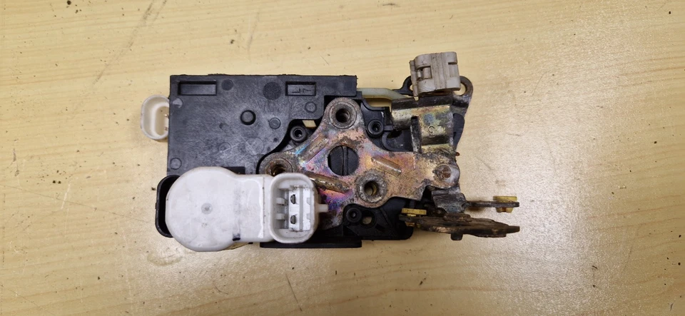 2000 01 02 03 04 05 06 GMC Yukon Front Left Driver Door Lock Actuator Motor - Image 3 of 4