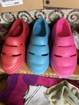 UGG Sports Yeah Clog Red size 9
