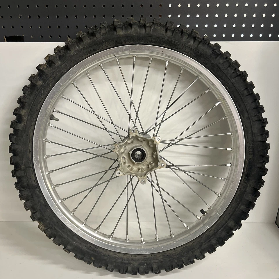 01 02 2002 SUZUKI RM250 RM 250 RUEDA DELANTERA MONTAJE BUJE RADIOS LLANTA NEUMÁTICO Foto 2 de 4