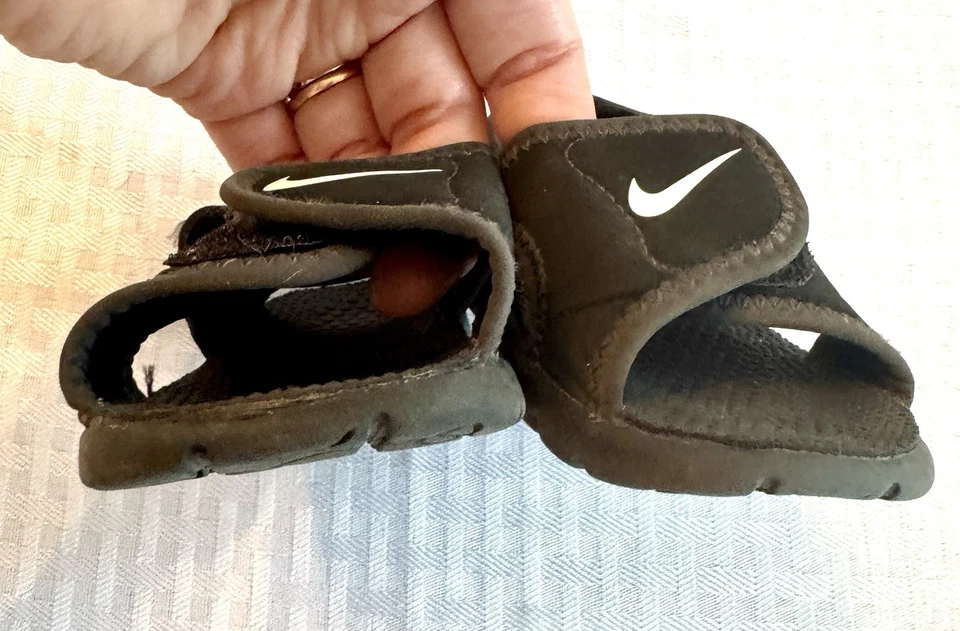 Sandalias deportivas Nike para niños pequeños talla 5C - zapatos de verano ligeros de gancho y bucle negros Foto 3 de 4