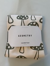 NEW Geometry Luxe Bath Towel 31  x57  Absorbent Quick Drying Mushrooms Green