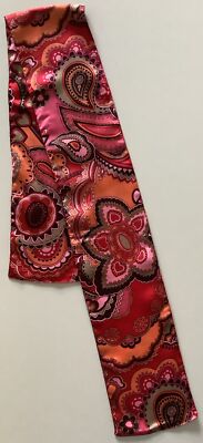 44 Ein lebendiger stilisierter Vintage doppellagiger Satinschal mit Blumenmuster