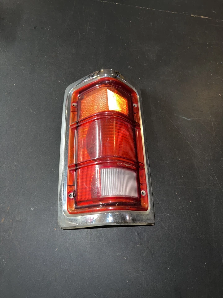 Luz trasera lateral del conductor de camioneta Dodge 1981-1987 LH 82 83 84 85 86 87 Mopar 4357005 Foto 2 de 4
