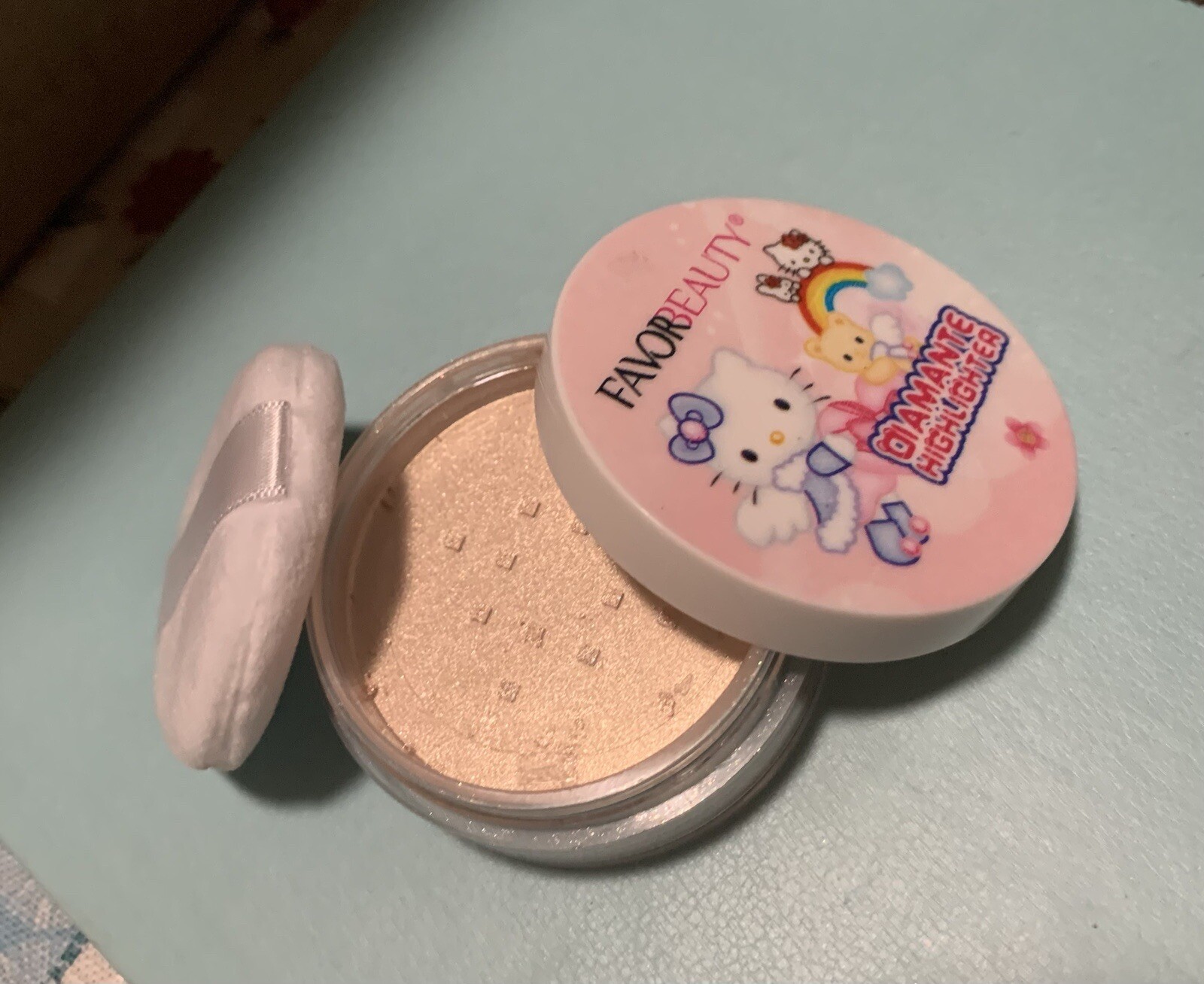 Favor Beauty HelloKitty face highlighter | Iluminador de Hello Kitty para cara
