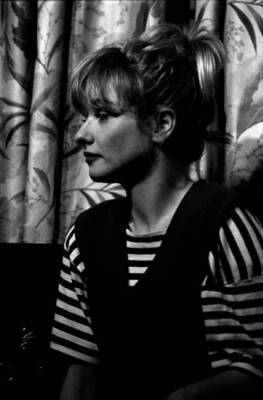 Actress Jane Horrocks answers questions & poses for pictures duri- Old Photo