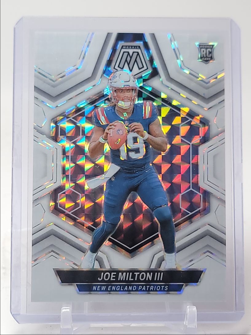 JOE MILTON III 2024 MOSAIC ROOKIE WHITE PRIZM PATRIOTS #397 RC /25 Q5159