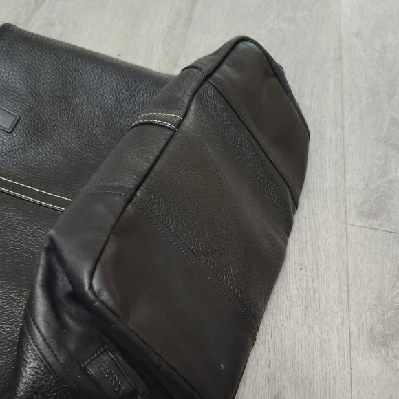 Bolso de hombro Coach de cuero granulado negro con correa convertible Foto 4 de 4