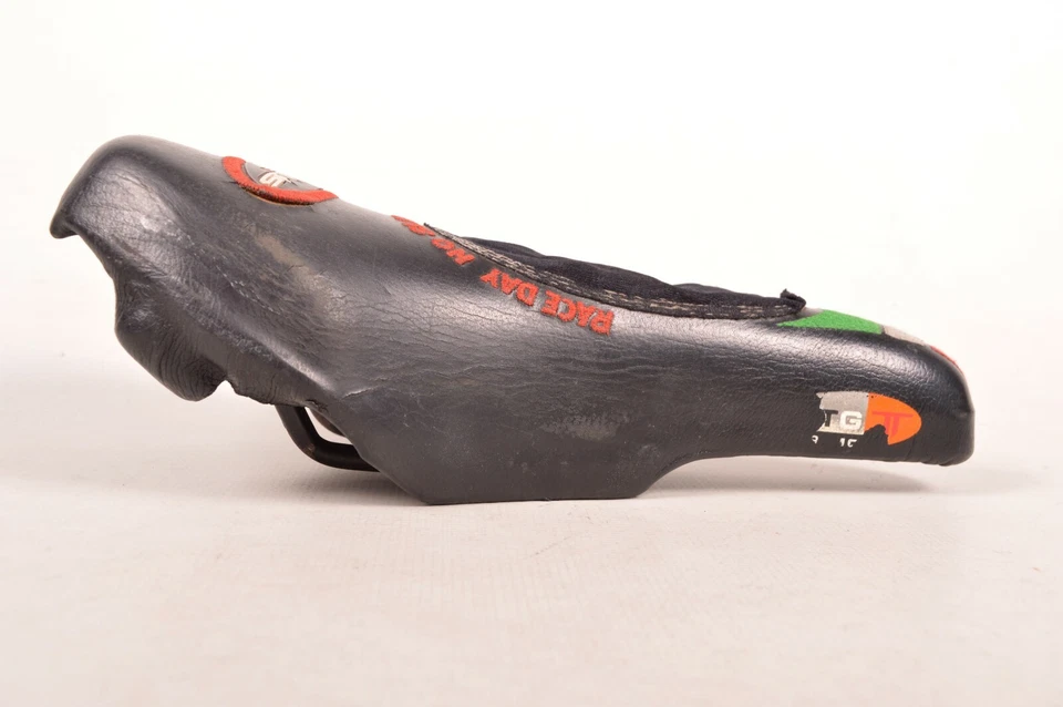 Sillín de bicicleta Selle San Marco Sintesi sistema antideslizante bandera italiana cuero negro Foto 3 de 4