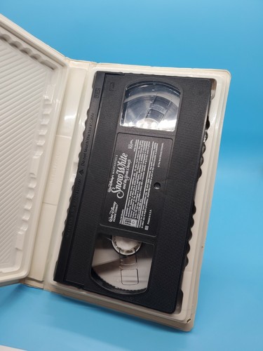 Walt Disney's Masterpiece Snow White & The Seven Dwarfs VHS. - Picture 4 of 4
