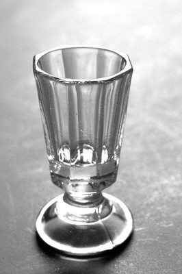 Altes Schnapsglas, Kutscherglas, geeicht am Boden, 1/20 L Pressglas  # 3862