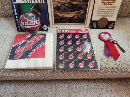 Verschiedenes Set mit 6 Cleveland Indians Sammlerstück Servietten, Anstecknadeln, Münzen, Aufklebern und mehr - Bild 4 von 24