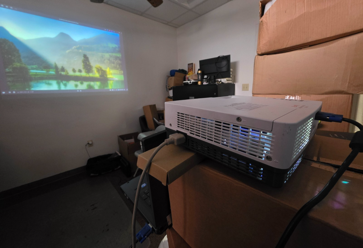 Eiki LC-XBL21 Brilliant Projector 2200 Lumens XGA 3LCD
