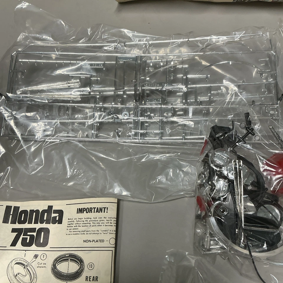 HONDA 750 FOUR - MPC 1/8 Kit Da Montare  - Model Products Corporation N. 1-1421 - Immagine 4 di 4