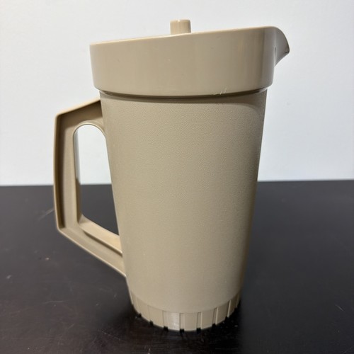 Vintage Harvest Tan Tupperware 2-Qt Pitcher 800-9 Push Button Lid