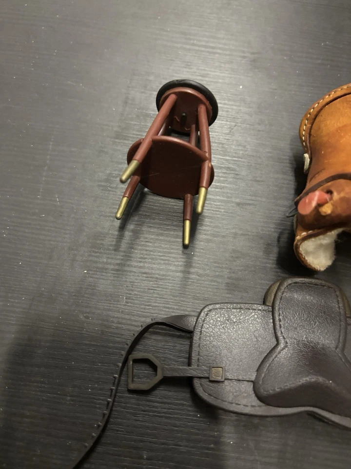 Sillín de caballo pequeño de cuero miniatura vintage decoración occidental con extras Foto 3 de 4