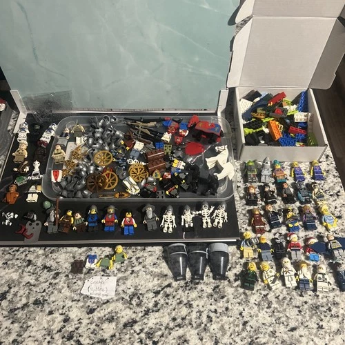 Lego Star Wars Minifigures & Castle Parts/ Accessories Lot - Endor Leia +35 Figs