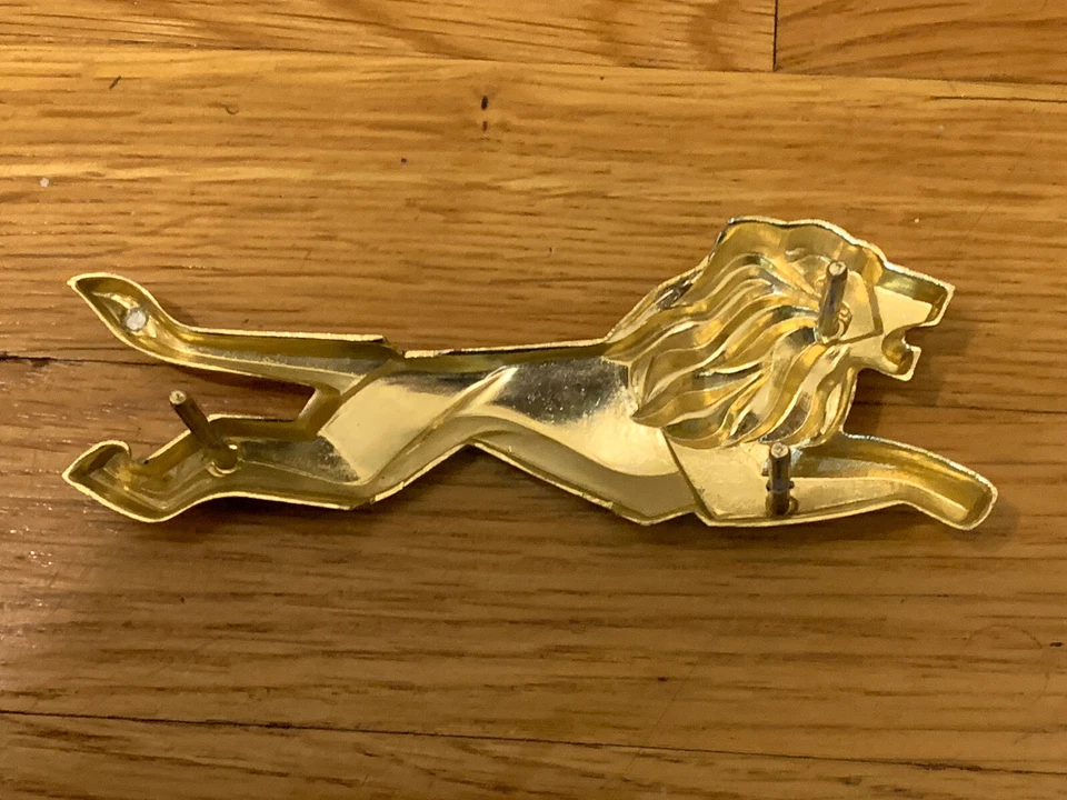 HERMOSO ADORNO EMBLEMA PARRILLA CHRYSLER NEW YORKER 1960 NOS Foto 3 de 4