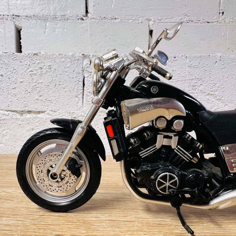 New-Ray Yamaha Vmax 1/12 Diecast Black Silver Model Motorcycle Bike - Image 4 of 4