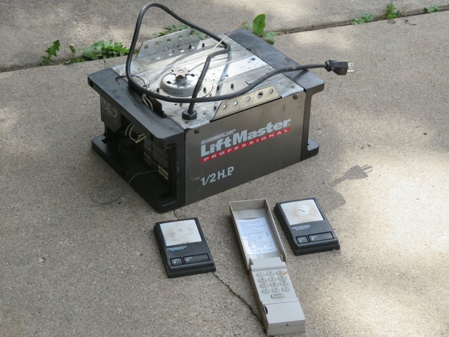 CHAMBERLAIN LIFTMASTER PROFESSIONAL 1/2 HP GARAGE DOOR OPENER USED