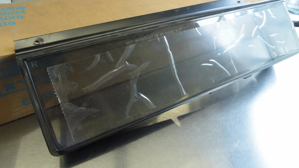 Lente de lámpara trasera genuina derecha 16504676 Buick Skyhawk 1987 OEM GM  Foto 3 de 4