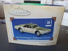 2004 Hallmark Ornament 1966 OLDSMOBILE TORONADO COUPE 14th Classic Cars H23