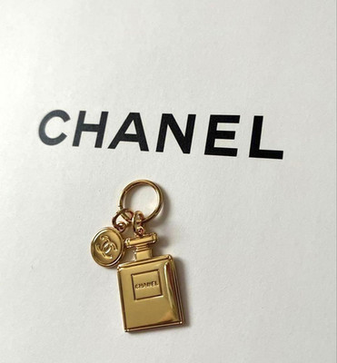 CHANEL Charm 2023 Holiday Christmas Limited Edition Gold Bottle Charm Ribbon Neu
