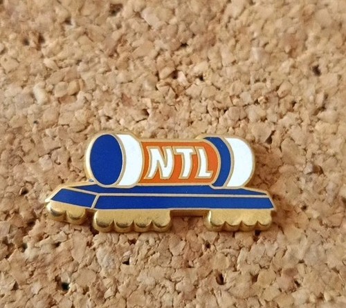 PIN'S ARTHUS BERTRAND PARIS voiture ALFA ROMEO A75 V6 RADIOLA / Racing