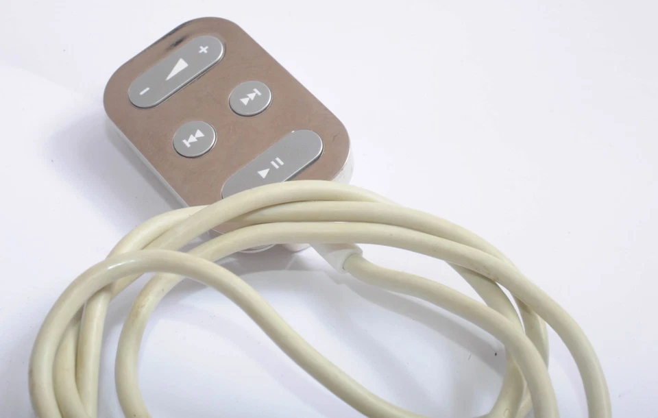 Genuine Apple Wired Remote Contol for iPod Classic and Nano A1018 - Image 2 of 4