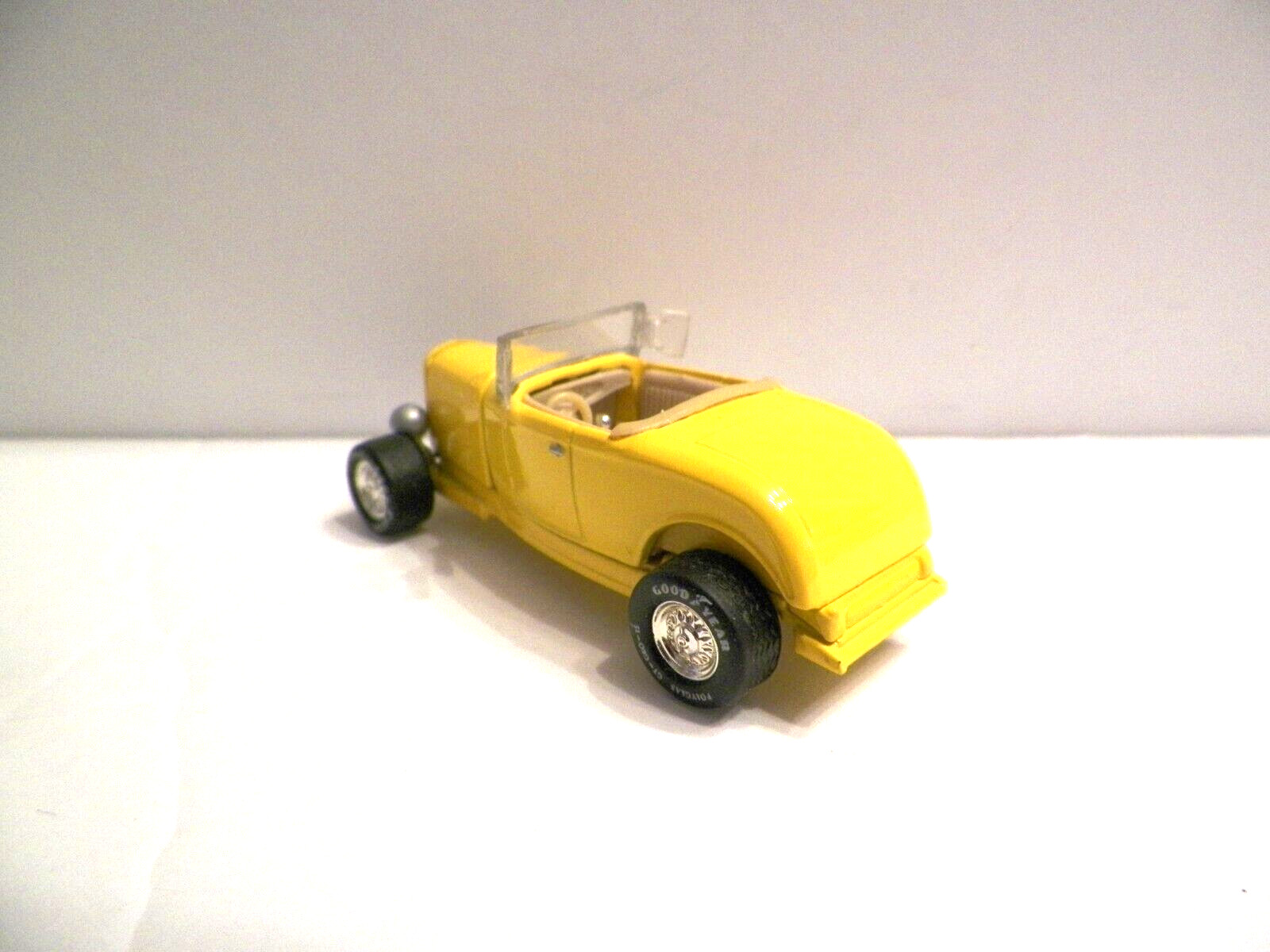 Johnny Lightning- 1932 Ford V8 Hi Boy