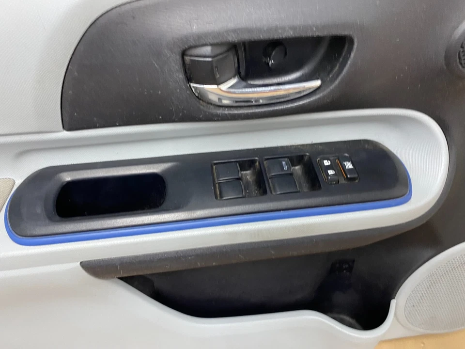 2012年至2014年丰田普锐斯C左前驱动LH门装饰盖板N2190 DG — 第 4/4 张图片