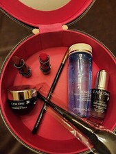 Trucco Lancome nuovo in custodia da trasporto. Viene fornito con due rossetti, eyeliner, ecc...