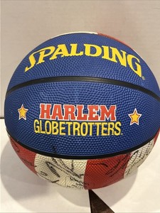 HARLEM GLOBETROTTERS With MULTI SIGNED AUTOGRAPhs,  FULL SIZE BASKETBALL