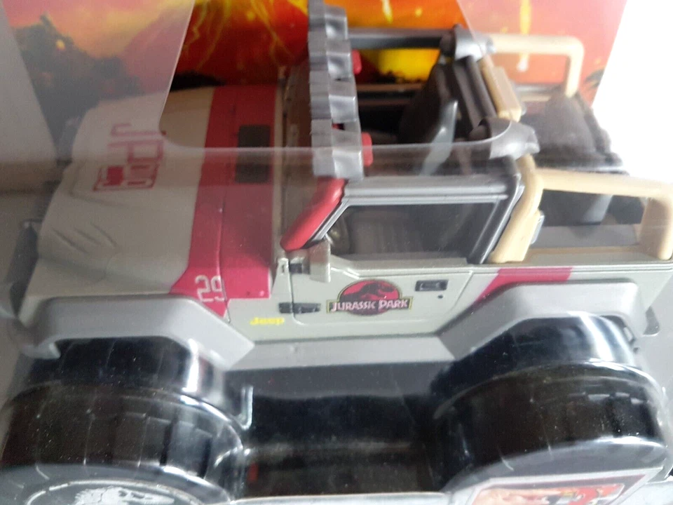 Jurassic World - 93 Jeep Wrangler - Matchbox Mattel 2017 - 1:24 - Nip - Image 4 of 4