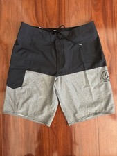 MENS VOLCOM BLACK CHARCOAL GRAY SWIM BOARD SHORTS SIZE 30