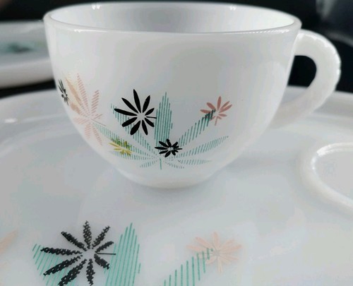FEDERAL 1950 "Atomic Flowers" MCM White Milk Glass Snack 2 Plates & 2 Cups Vtg - Picture 5 of 10